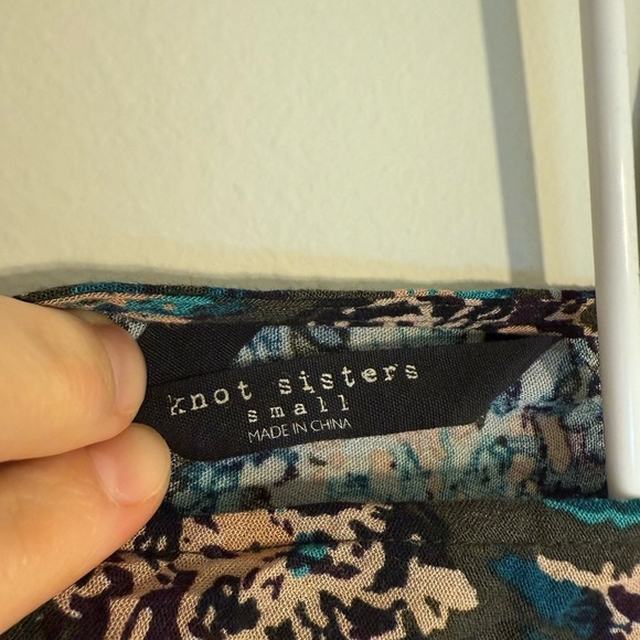 2/$30 Knot Sisters - Black Teal Floral Tunic Blouse Criss Cross Back 3/4 Sleeve - Picture 5 of 7